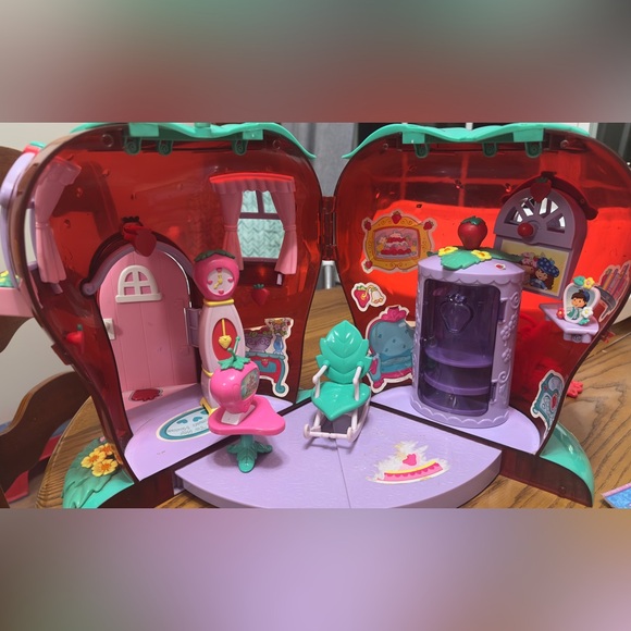 Charming Strawberry Dollhouse Playset note it does not lock. - Picture 1 of 9